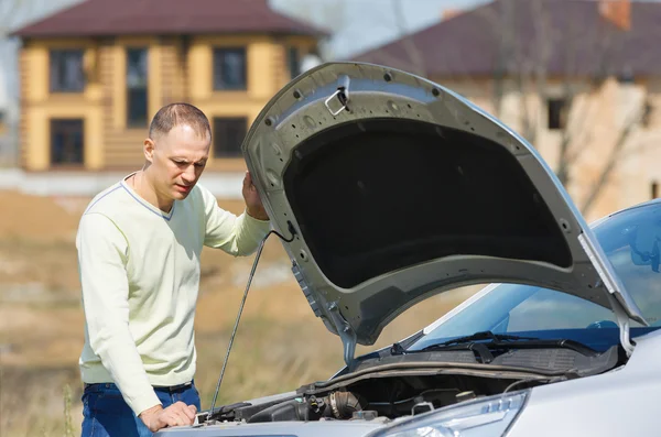 Mens en auto — Stockfoto