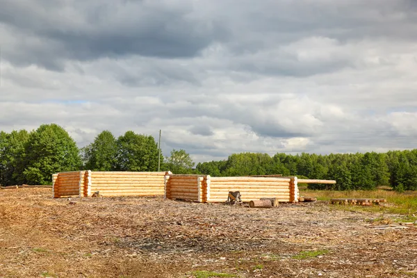 Costruzione di edifici verdi realizzati in legno di tronchi — Foto Stock