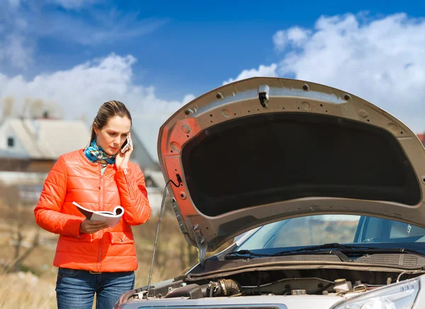 Meisje en auto — Stockfoto