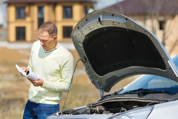 Mens en auto — Stockfoto