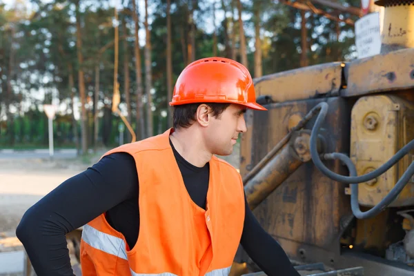 Trabalhador masculino no capacete — Fotografia de Stock