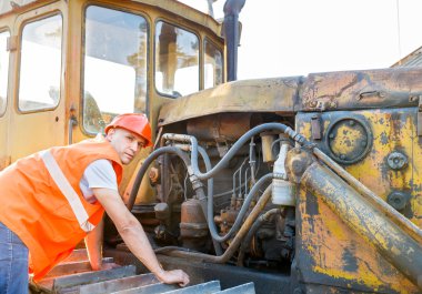 çalışma inceleyerek buldozer motoru