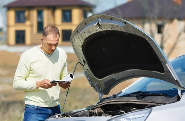 Mann und Auto — Stockfoto