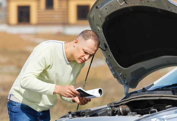 Mens en auto — Stockfoto