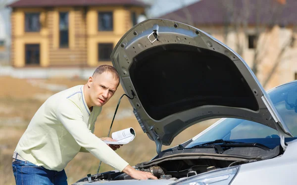 Mann und Auto — Stockfoto