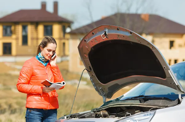 Tyttö ja auto — kuvapankkivalokuva