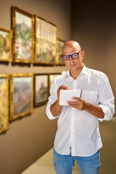 Portret man op zoek kunstgalerie of museum. — Stockfoto