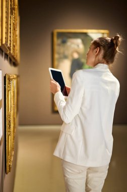 Kadın Ziyaretçi Sanat Müzesi