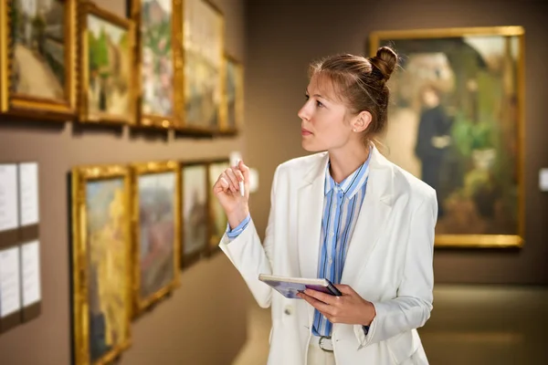 Vrouw bezoeker in het historisch museum kijken naar foto 's — Stockfoto