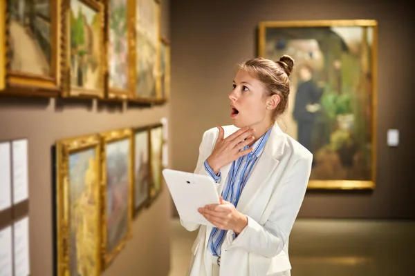 Kvinna besökare i det historiska museet tittar på bilder — Stockfoto