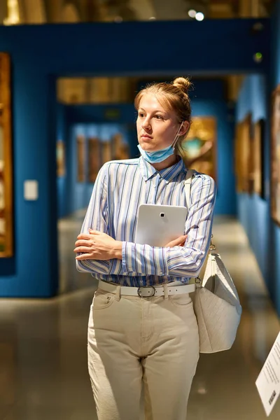 Mulher visitante no museu histórico olhando para fotos — Fotografia de Stock