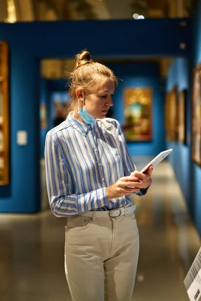 Vrouw bezoeker in het historisch museum kijken naar foto 's — Stockfoto