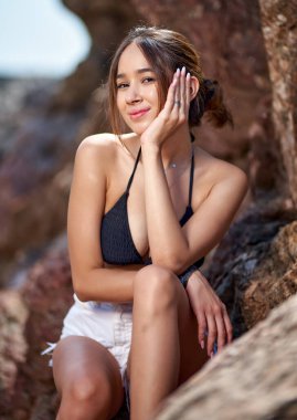 Bikinili kız. Deniz kıyısındaki seksi moda kadını.