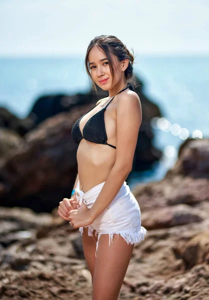 Egy bikinis lány. Szexi divat nő a tengerparton. — Stock Fotó