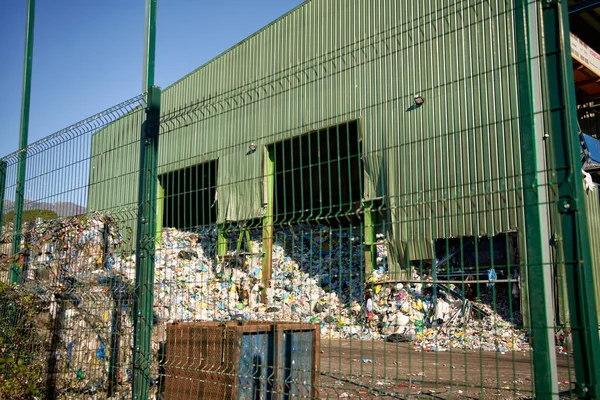 SANTA MARIA DE PALAUTORDERA, SPAGNA - 1 GENNAIO 2022: Rifiuti che cadono in cumulo presso uno stabilimento di riciclaggio — Foto Stock