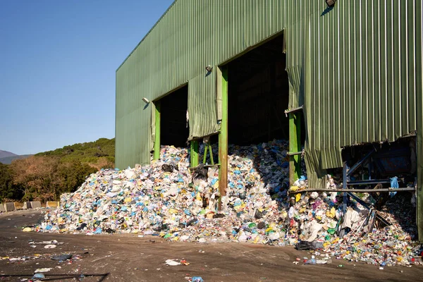 SANTA MARIA DE PALAUTORDERA, SPAGNA - 1 GENNAIO 2022: Rifiuti che cadono in cumulo presso uno stabilimento di riciclaggio — Foto Stock