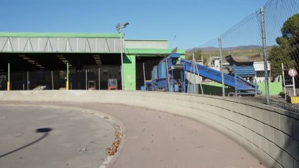 SANTA MARIA DE PALAUTORDERA, SPAIN - JANUARY 1, 2022:Waste falling on pile at recycling factory — Stock Video