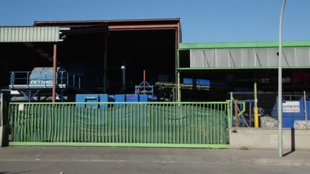 SANTA MARIA DE PALAUTORDERA, ΙΣΠΑΝΙΑ - 1 ΙΑΝΟΥΑΡΙΟΥ 2022: Απόβλητα που πέφτουν σε σωρό στο εργοστάσιο ανακύκλωσης — Αρχείο Βίντεο