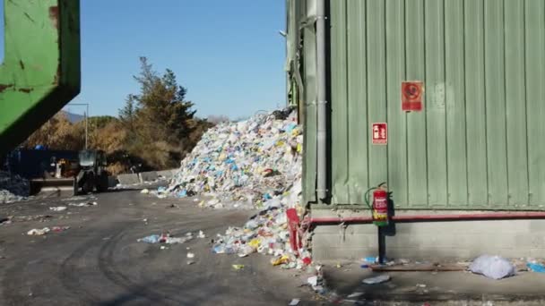 SANTA MARIA DE PALAUTORDERA, SPAIN - JANUARY 1, 2022:Waste falling on pile at recycling factory — Stockvideo