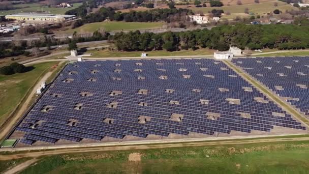 Güneş panelleri istasyonu. Yenilenebilir enerji için fotovoltaik modüller — Stok video