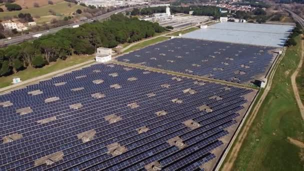 Σταθμός ηλιακών συλλεκτών. Φωτοβολταϊκές συστοιχίες για ανανεώσιμες πηγές ενέργειας — Αρχείο Βίντεο