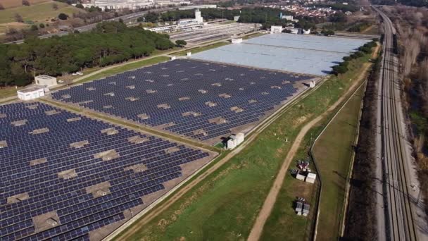 Güneş panelleri istasyonu. Yenilenebilir enerji için fotovoltaik modüller — Stok video