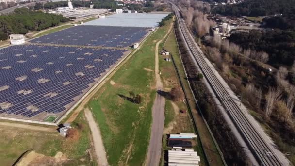 Estación de paneles solares. Módulos fotovoltaicos para energías renovables — Vídeos de Stock