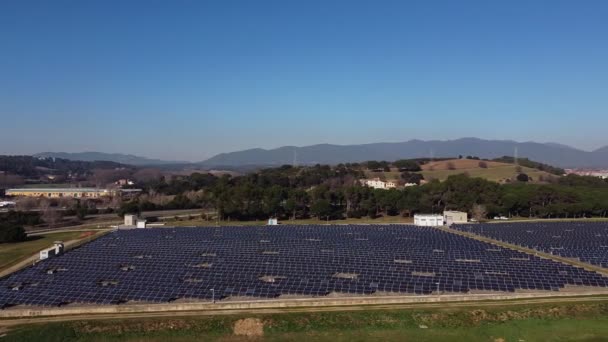 Estación de paneles solares. Módulos fotovoltaicos para energías renovables — Vídeo de stock