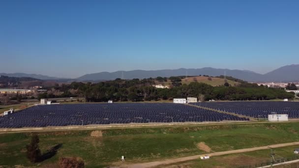 Estación de paneles solares. Módulos fotovoltaicos para energías renovables — Vídeos de Stock