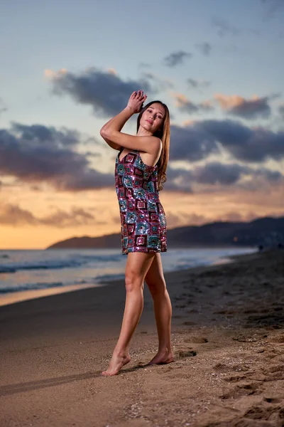 Sexy moda kobieta na wybrzeżu. — Zdjęcie stockowe
