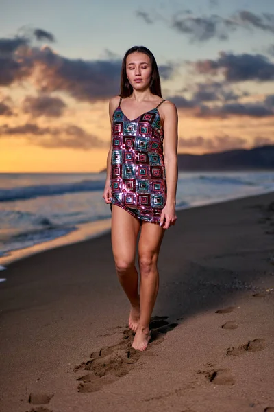 Сексуальна жінка моди на березі моря . — стокове фото