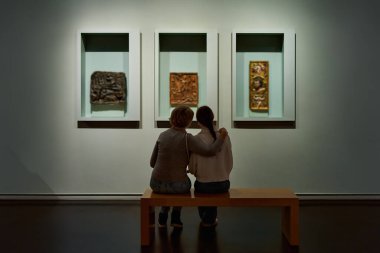 Anne ve kızı müzedeki önceki yüzyılların sergilerine bakıyorlar.