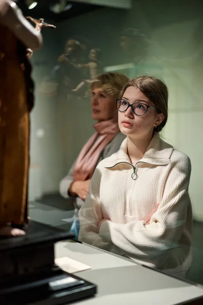 Menina adolescente atenta explorando obras de arte no museu moderno — Fotografia de Stock
