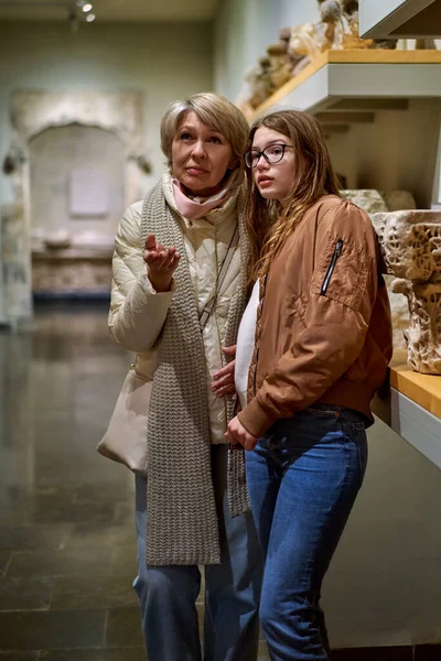 Mulher visitante com filha olhando para a arte no museu — Fotografia de Stock