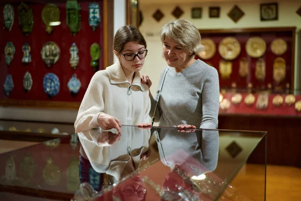 Grootmoeder en kleindochter kijken naar middeleeuwse exposities in het museum — Stockfoto