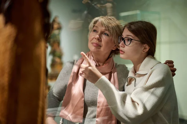 Menina adolescente e mulher madura observando exposição no museu histórico — Fotografia de Stock