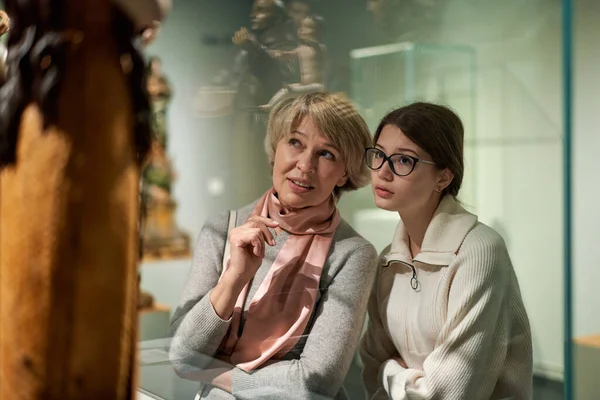Visiteur femme avec fille regardant à l'art dans le musée — Photo