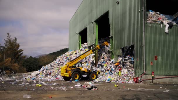 BARCELONE, ESPAGNE - 31 JANVIER 2022 : Installation de tri des déchets. — Video