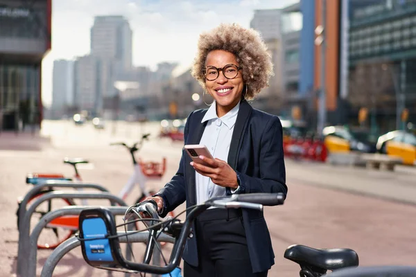 Afroamerikanerin nimmt Fahrrad in Fahrradverleih — Stockfoto