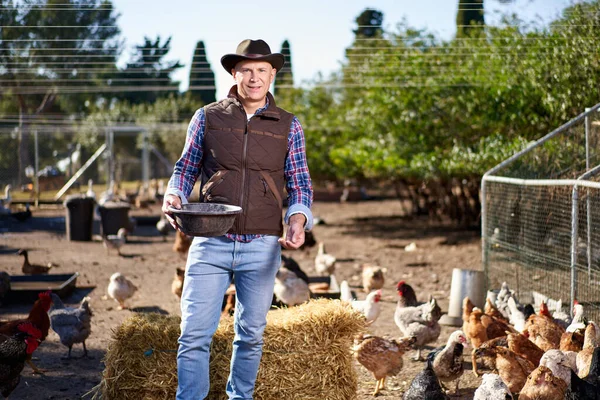 Homem feliz com balde na fazenda de frango — Fotografia de Stock