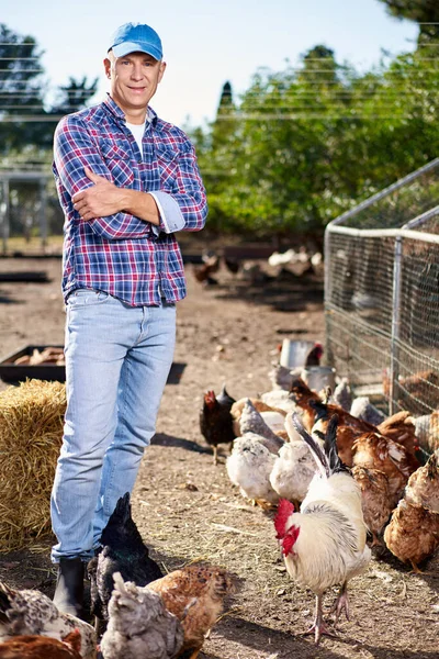 Chovatel kuřat na farmě — Stock fotografie