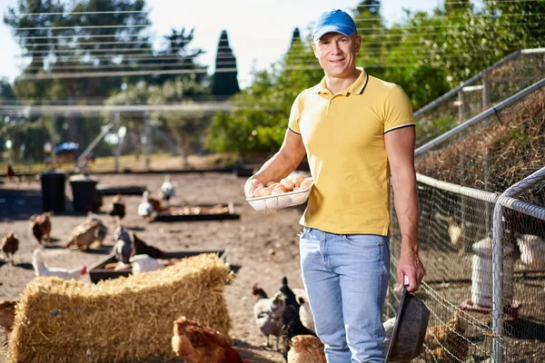 Chovatel kuřat na farmě — Stock fotografie