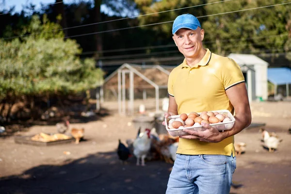 Agricultor masculino na fazenda de galinhas — Fotografia de Stock