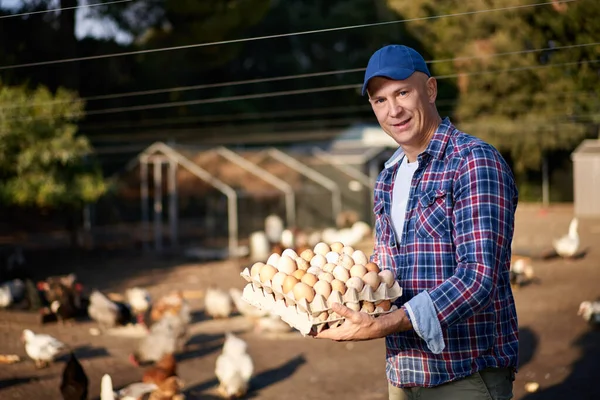 Ember portréja a csirkefarmon — Stock Fotó