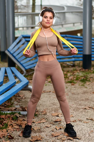 Kvinnan. Resistance Band För Fitness Workout.Kvinnlig latinsk atletisk muskelträning utomhus. Urban människor och aktiv livsstil. — Stockfoto