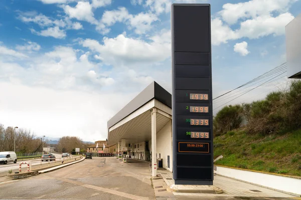 Schild mit Kraftstoffpreisen. Benzinpreisschwankungen — Stockfoto