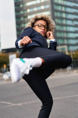 Çekici, kıvırcık saçlı, esmer bir kadının portresi.