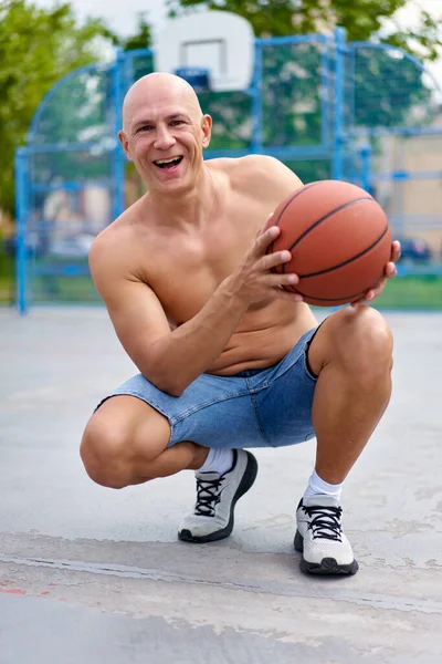 Όμορφος Άντρας Κουβαλάει Μπάλα Μπάσκετ Και Κοιτάζει Την Κάμερα — Φωτογραφία Αρχείου