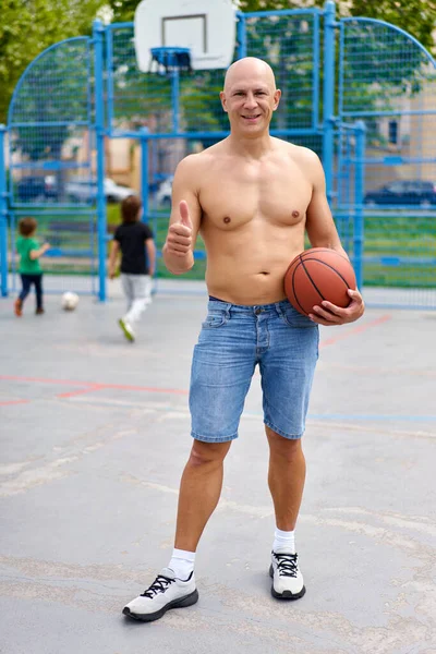 Красавчик Баскетбольным Мячом Смотрящий Камеру — стоковое фото