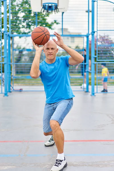 Basketballspieler Der Auf Einem Außenplatz Den Ball Hüpft — Stockfoto